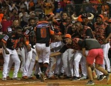 Liga de b&eacute;isbol dominicana proh&iacute;be escupir y pide evitar los abrazos