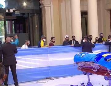 Restos del inmortal Diego Armando Maradona contin&uacute;an en la Casa Rosada de Argentina  