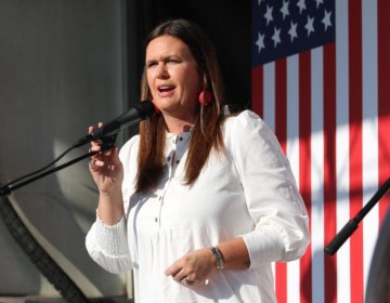 Exportavoz de Trump Sarah Sanders, elegida gobernadora de Arkansas