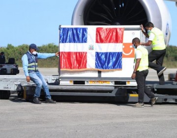 Banreservas dona 2 millones de jeringas al Plan Nacional de Vacunaci&oacute;n