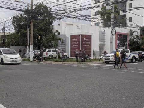 Agentes de la Policia custodian embajada de Cuba en RD