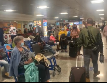 Cientos de pasajeros sufren en Las Am&eacute;ricas por vuelos retrasados hacia Estados Unidos