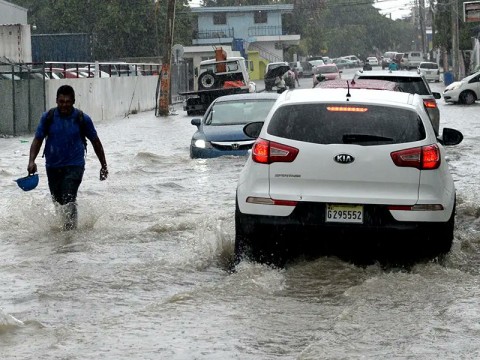 COE mantiene 27 provincias en alerta por vaguada; hay 22 comunidades incomunicadas