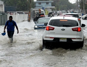 COE mantiene 27 provincias en alerta por vaguada; hay 22 comunidades incomunicadas