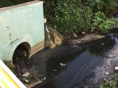 Ribera del r&iacute;o Ozama contin&uacute;a amenazada por desechos s&oacute;lidos