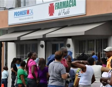 Abarrotan las farmacias populares buscando medicinas