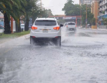 Aguaceros contin&uacute;an sobre varias provincias en inicio de la semana laboral