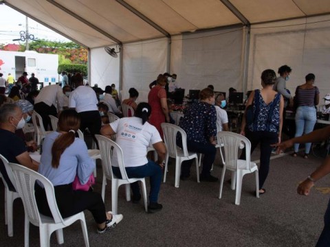 Carpa de Salud P&uacute;blica repleta de pacientes en b&uacute;squeda de un diagn&oacute;stico para Covid