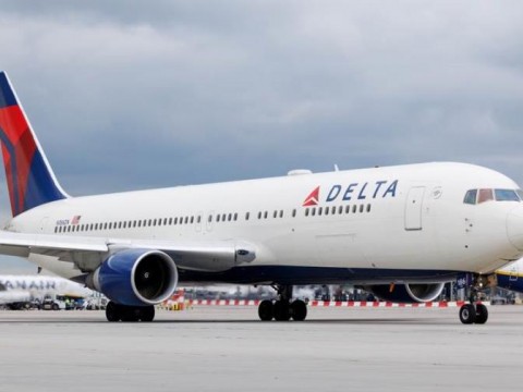 Aterrizaje de emergencia de vuelo de Delta obliga a pasajeros a pasar la noche en base militar