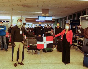 Embajadora dominicana en Argentina despide vuelo &ldquo;charter&rdquo; de repatriaci&oacute;n hacia RD