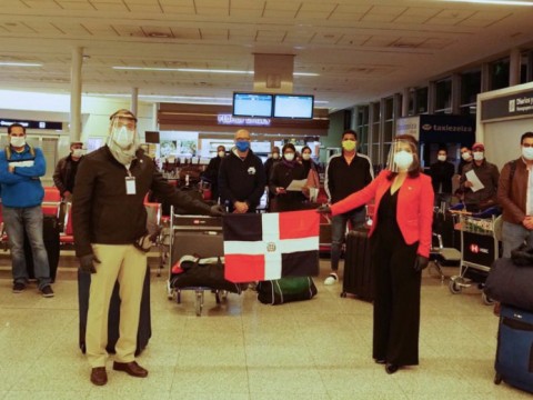 Embajadora dominicana en Argentina despide vuelo &ldquo;charter&rdquo; de repatriaci&oacute;n hacia RD