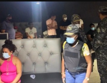 Polic&iacute;a Nacional apresa a 20 personas sorprendidas en una caba&ntilde;a de la Av. Charles de Gaulle 