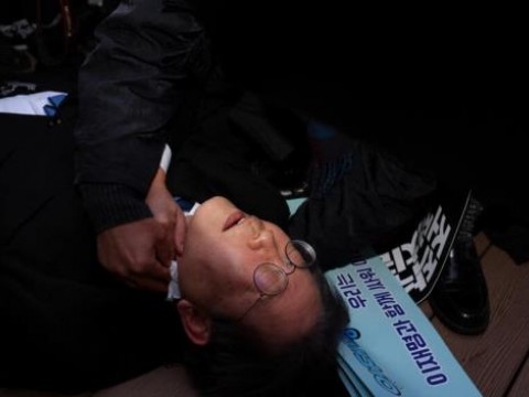 Apu&ntilde;alado en el cuello, l&iacute;der del opositor Partido Democr&aacute;tico de Corea, Lee Jae Myungfue