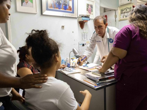 Cl&iacute;nicas privadas siguen llenas por sospechas de dengue
