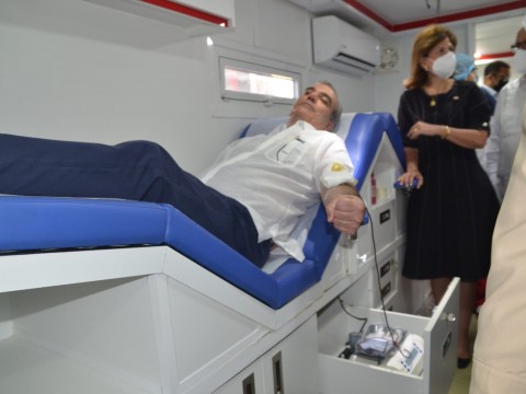 Presidente Abinader: primer donante en la Jornada de Donaci&oacute;n de Sangre