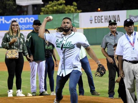 Estrellas capitalizan errores para imponerse a los Toros