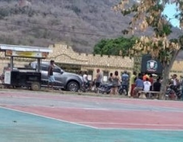 En ignorancia al distanciamiento social civiles se enfrentan a militares que custodiaban un balneario en Elias Pi&ntilde;a
