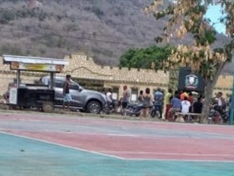 En ignorancia al distanciamiento social civiles se enfrentan a militares que custodiaban un balneario en Elias Pi&ntilde;a