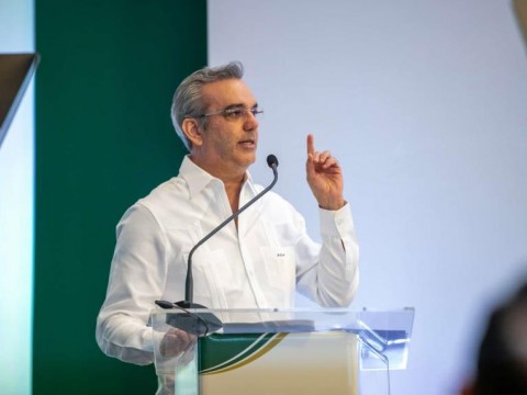 Abinader pensiona a 96 empleados de salud con hasta RD$191 mil