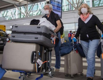 La OMS aconsej&oacute; que los mayores de 60 a&ntilde;os y las personas vulnerables posterguen sus planes de viaje