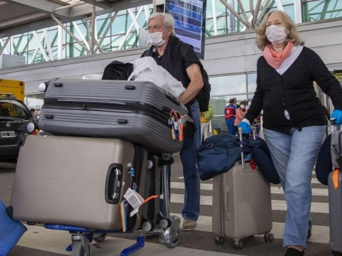 La OMS aconsej&oacute; que los mayores de 60 a&ntilde;os y las personas vulnerables posterguen sus planes de viaje