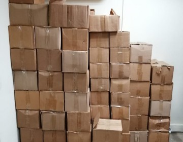 Polic&iacute;a Nacional y Ministerio P&uacute;blico ocupan decenas de cajas con miles de botellas llenas de ron adulterado tras allanar casa en Pastor de Bella Vista