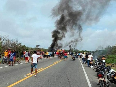 Suben a 11 los muertos por incendio de cami&oacute;n cisterna en Colombia