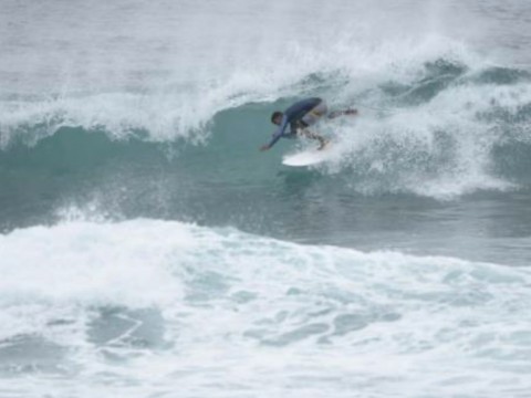 Autoridades detienen surfistas en G&uuml;ibia por violar alerta roja ante tormenta Isa&iacute;as