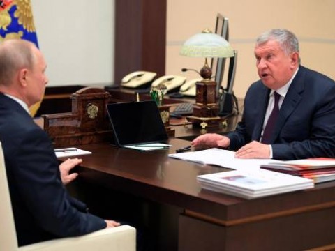 Putin deja el teletrabajo y realiza reuniones sin protecci&oacute;n; su portavoz contrae COVID-19
