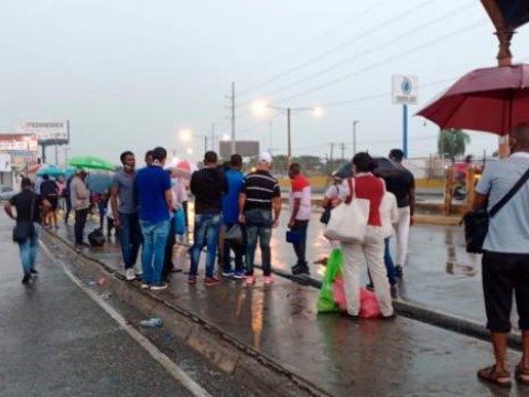 Lluvias complican llegada de personas a sus hogares antes del toque de queda