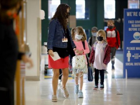 Escuelas de EE.UU vuelven a la victualidad por repunte del COVID-19