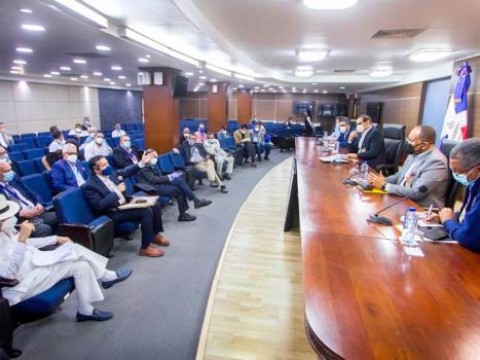 Viajar de un pa&iacute;s a otro, entre las alternativas que se debaten para garantizar el voto en el exterior