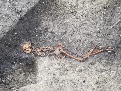 Hallan en Reino Unido los restos de un hombre asesinado y enterrado con las manos atadas en la Edad del Hierro