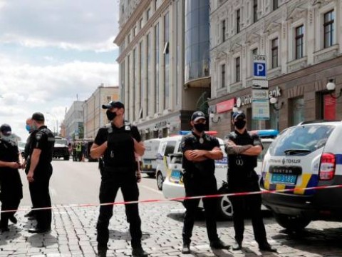 Un hombre que dice tener una bomba se atrinchera en un banco de Kiev