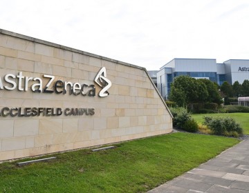 La UE acuerda con la farmac&eacute;utica AstraZeneca la compra de al menos 300 millones de dosis de su vacuna contra el covid-19