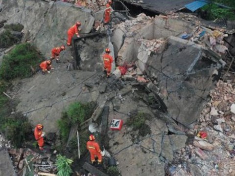Suben a 21 los muertos tras terremoto de magnitud 6,8 en el centro de China