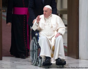 El papa en silla de ruedas por el dolor de la rodilla
