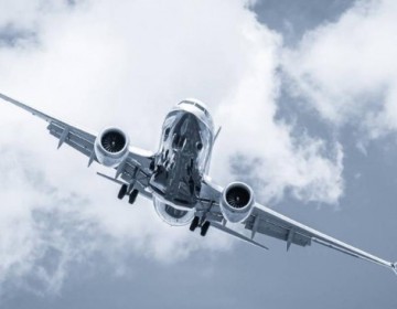 Encuentran un beb&eacute; reci&eacute;n nacido abandonado en el bote de basura del ba&ntilde;o de un avi&oacute;n