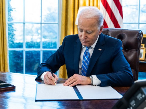 Joe Biden firma una orden ejecutiva que convierte el acoso sexual en un crimen militar
