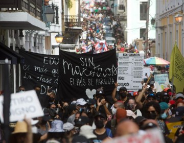 Miles de maestros piden en Puerto Rico mejoras salariales y en las pensiones