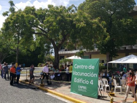 Centros de toma de muestra est&aacute;n abarrotados, mientras puntos de vacunaci&oacute;n lucen desolados