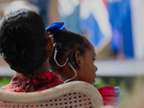 Primera dama y SNS anuncian 64 ni&ntilde;os con hipoacusia recibir&aacute;n implantes cocleares