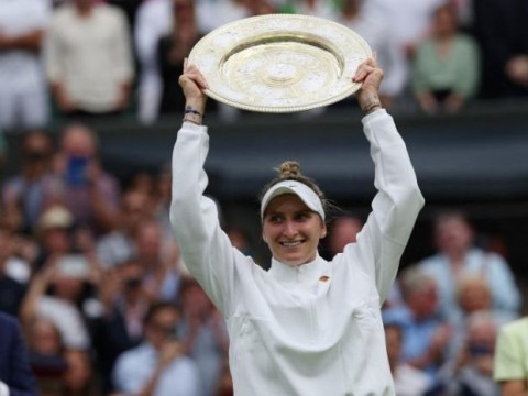 Vondrousova, una tenista checa tatuada y coronada en Wimbledon
