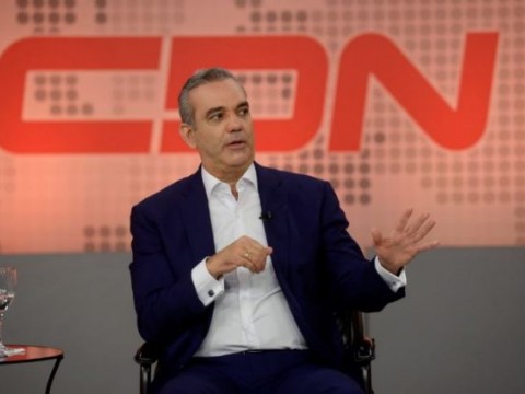 Abinader dice seguir&aacute; con apoyo al deporte