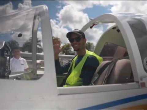 Joven que gan&oacute; concurso para ser piloto aprendi&oacute; en un simulador a&eacute;reo casero y buscando en internet