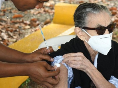 Se reactiva la afluencia de personas a los puestos de vacunaci&oacute;n por Covid