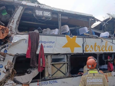 Mueren al menos 21 personas tras el choque entre un autob&uacute;s y un cami&oacute;n en Brasil