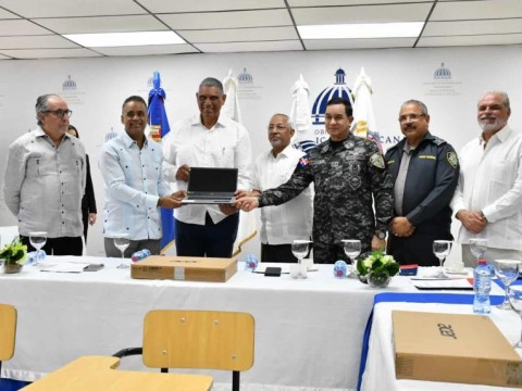 Entregan equipos para escuela de entrenamiento policial en R&iacute;o San Juan