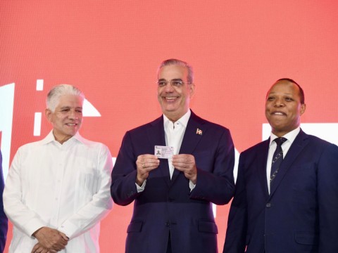 Abinader recibe la nueva licencia de conducir con est&aacute;ndares internacionales