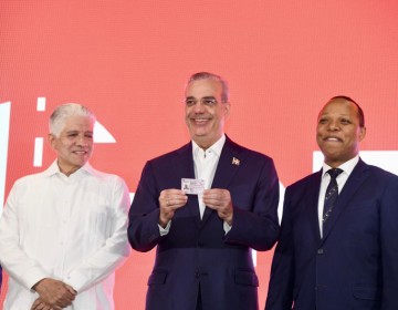 Abinader recibe la nueva licencia de conducir con est&aacute;ndares internacionales
